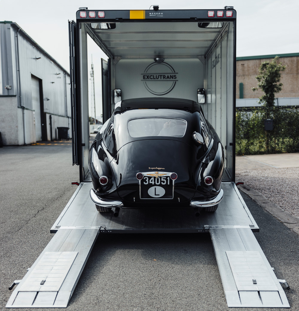 Petit camion fermé Exclutrans pour le transport domestique.