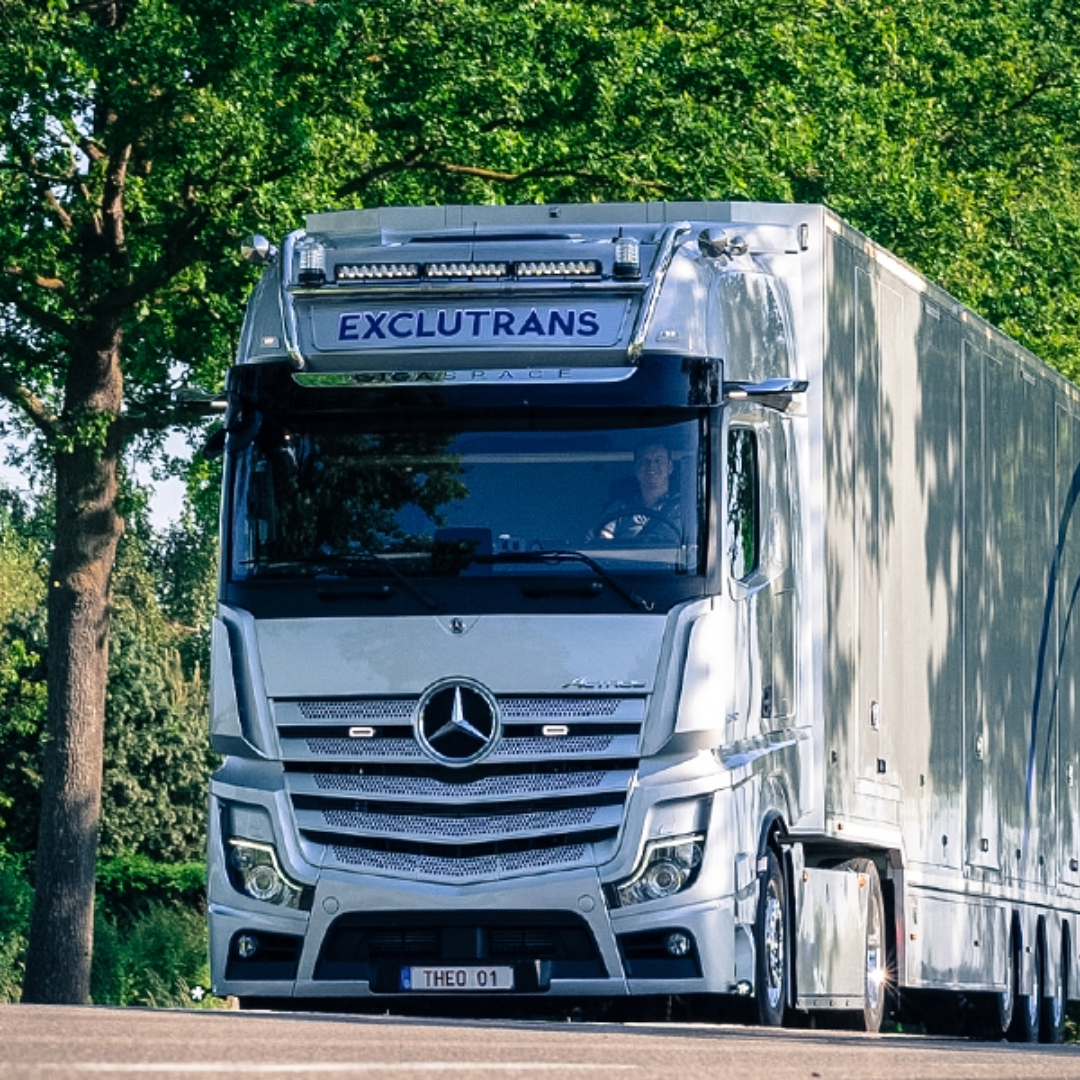 Exclutrans grote gesloten vrachtwagen voor internationaal transport.