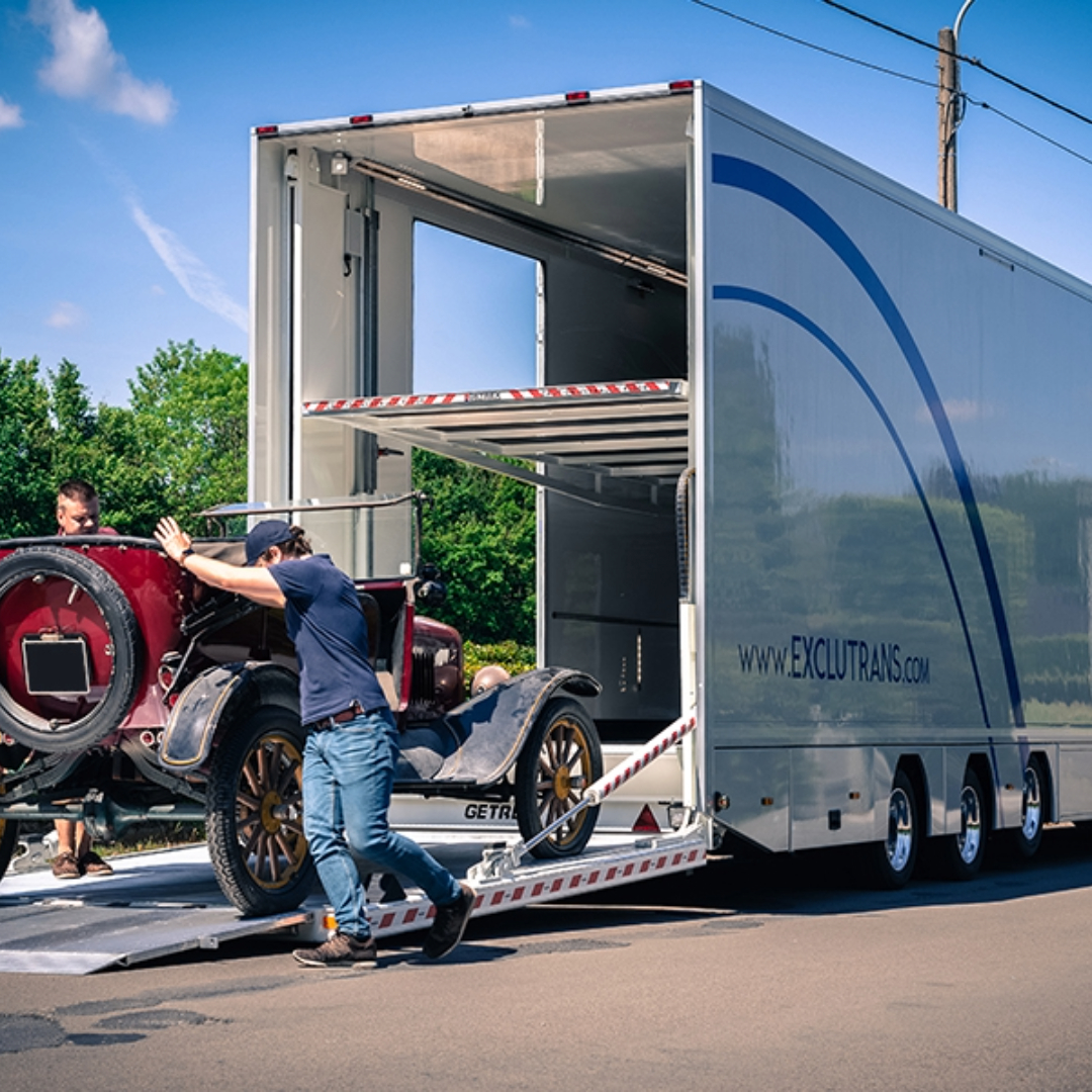 Camion fermé Exclutrans lors du chargement d'une voiture de collection.