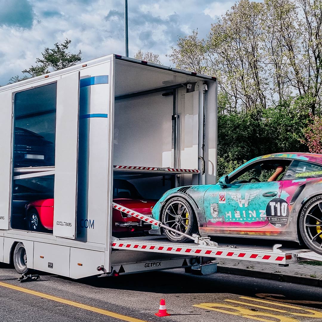 Exclutrans a fermé le camion pendant le chargement des véhicules exclusifs.