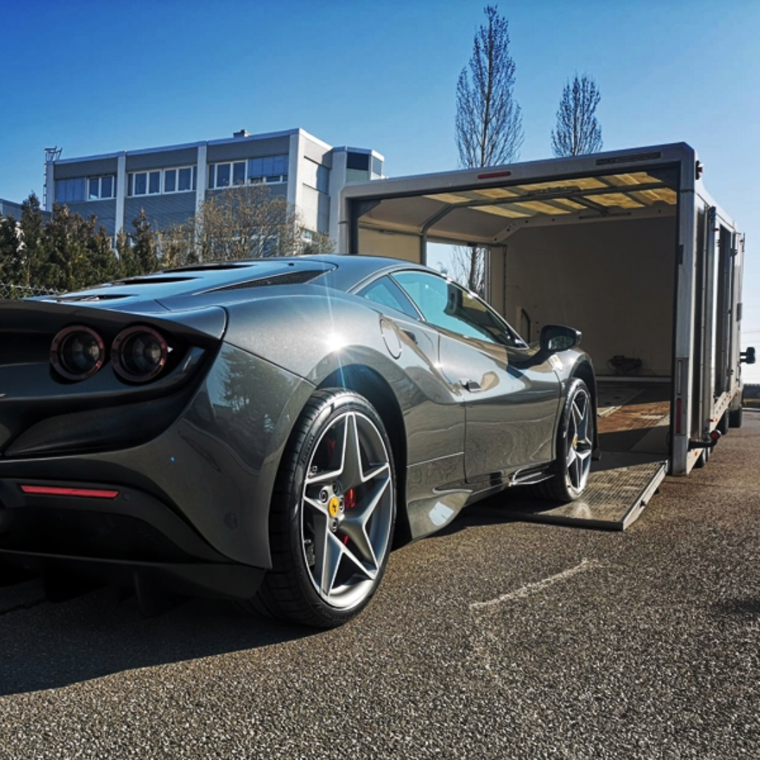 Petit camion fermé Exclutrans lors du chargement d'un véhicule exclusif.