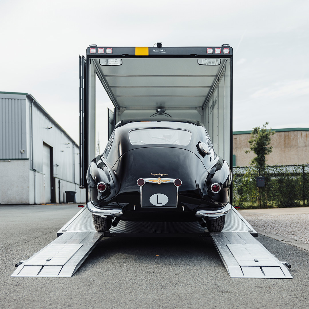 Exclutrans kleine vrachtwagen voor gesloten transport tijdens het inladen van wagen.