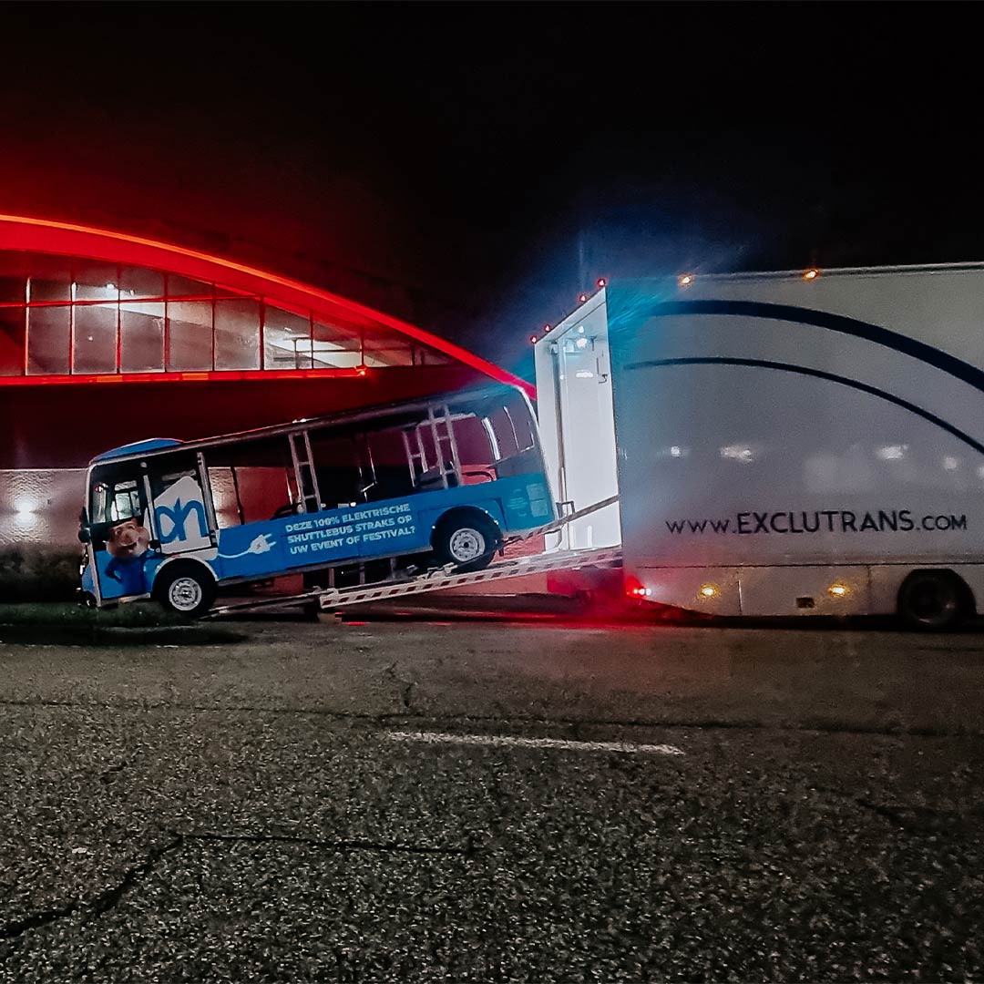 Exclutrans kan ook grote voertuigen vervoeren, zoals een (kleine) bus, in gesloten transport.