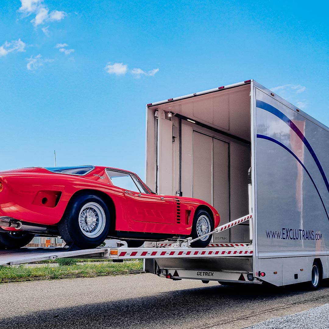 Exclutrans tijdens het inladen van sportwagen voor gesloten en beveiligd transport.